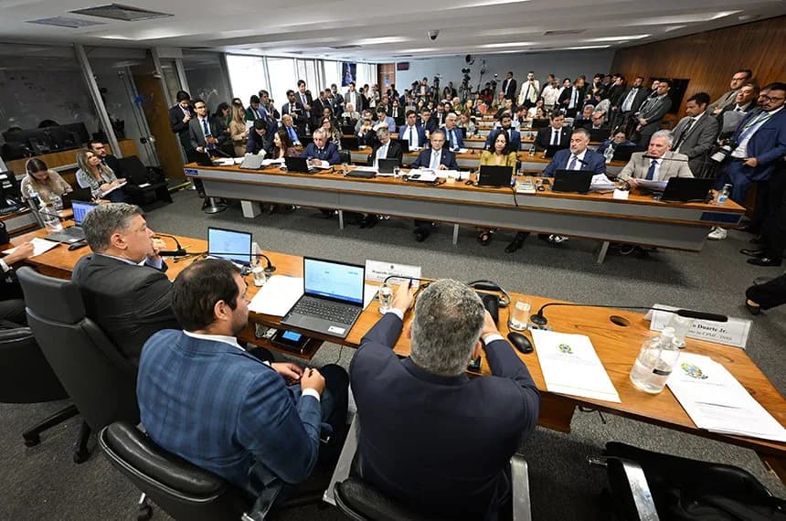 Relator da CPMI do INSS pede indiciamento de 216 pessoas e inclui ex-ministros