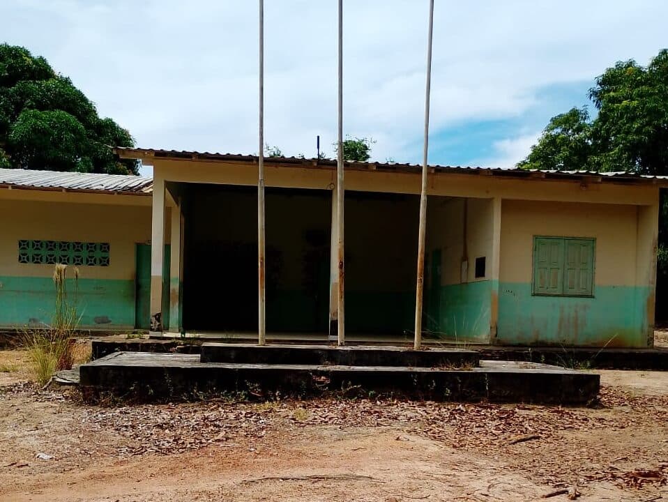 Sem aulas, alunos recebem apostilas a cada 15 dias na Vila Serra Dourada, em Caracaraí